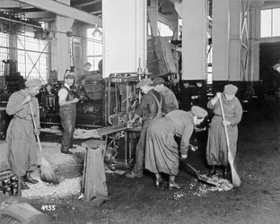 Trabajadoras de fábrica durante la Primera Guerra Mundial, c.1917